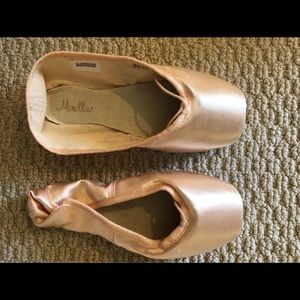 New in Box Mirella Pointe Shoes Size 5XXX